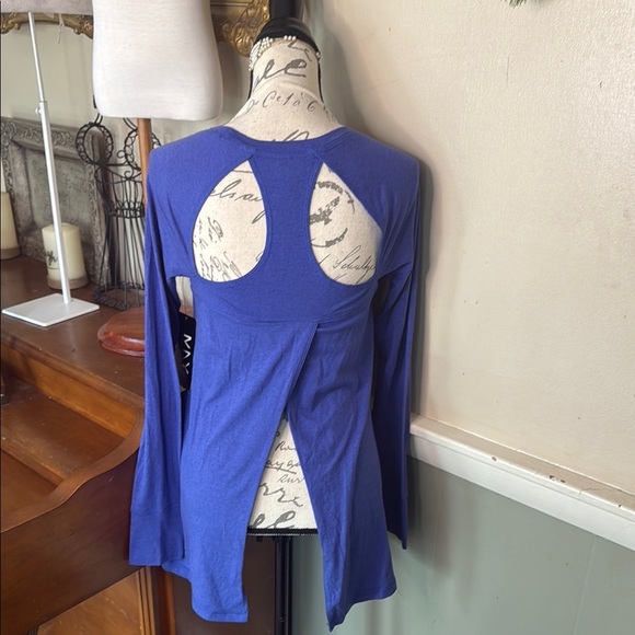 Andrew Marc Purple Relaxed Long Sleeve Performance Wear 2 Ways Tee NWT 48.00‼️ - Picture 1 of 4